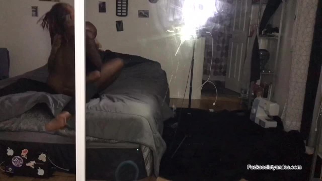 Лесбиянка тестирует камеру и делает перед ней вагинальное проникновение