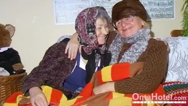 Бабушки в отеле занимаются лесбийским сексом, чтобы кончить
